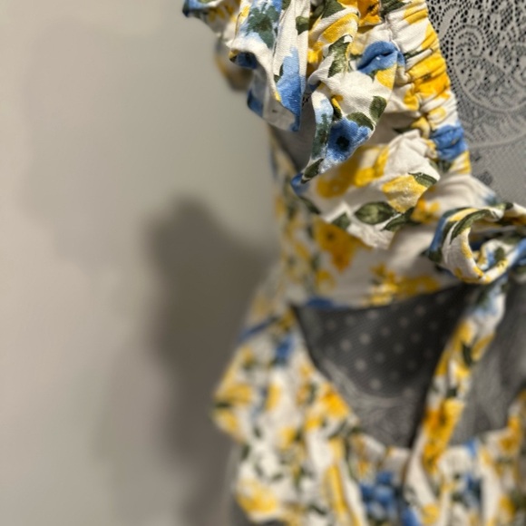 Francesca’s Womens Sz: L Floral. Flutter Sleeve. Tie Back. Peplum Top. Open back - Picture 10 of 12